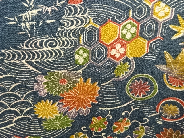  大正ロマン　錦紗花古典柄着物